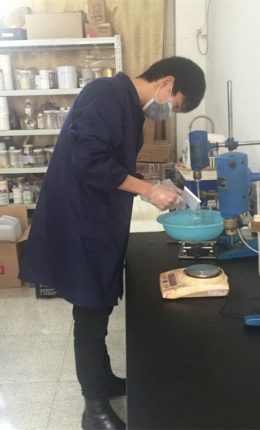 Precizno odvažite komponentu diazo